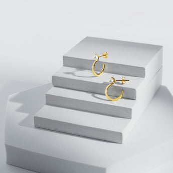 DAKOTA pearl ear huggie gold
